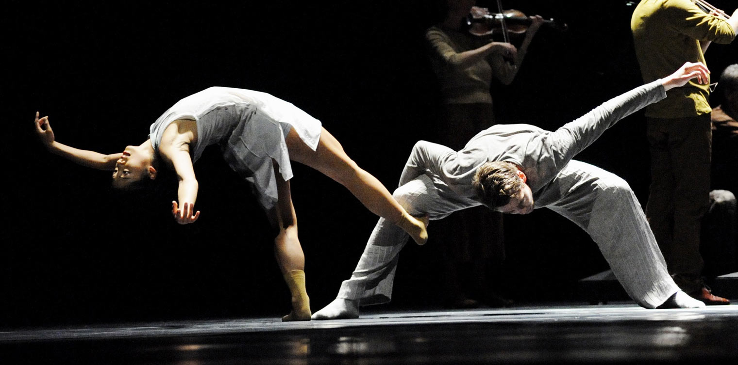 Members of Wiesbaden Staatstheater Ballet, Germany, performing Loops and Lines, a 2014 Festival performance. Choreography by Stephan Thoss. Photo by Lena Obst.