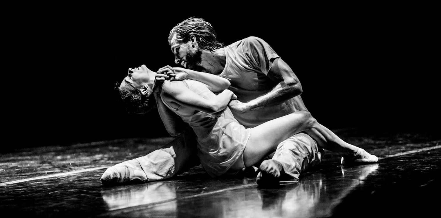 Maria Kochetkova of Staatsballett Berlin (Germany) and Sebastian Kloborg of the Royal Danish Ballet (Copenhagen, Denmark), performing Closer. Choreography by Benjamin Millepied. Photo by Bernard Rosenberg. 2019 Festival performance.