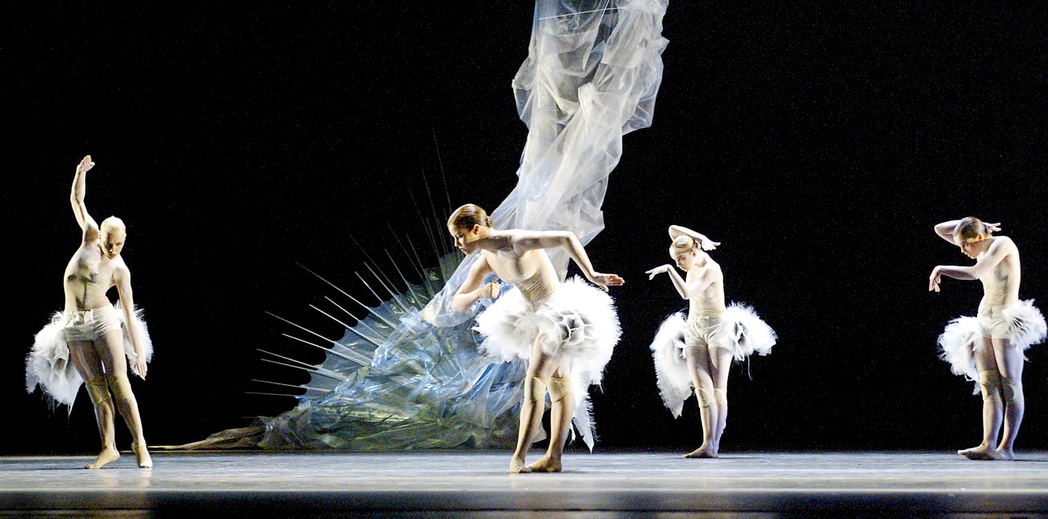 Finnish National Ballet (Helsinki) performing Trickle Green Oak. Choreography by Susanna Leinonen. 2004 Festival performance. Photo by Heikki ´Tuuli.